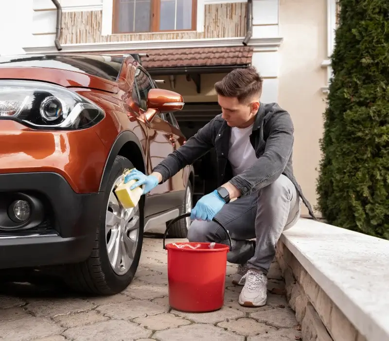 Lavage auto à domicile Lornay : professionnel intervenant sur un véhicule